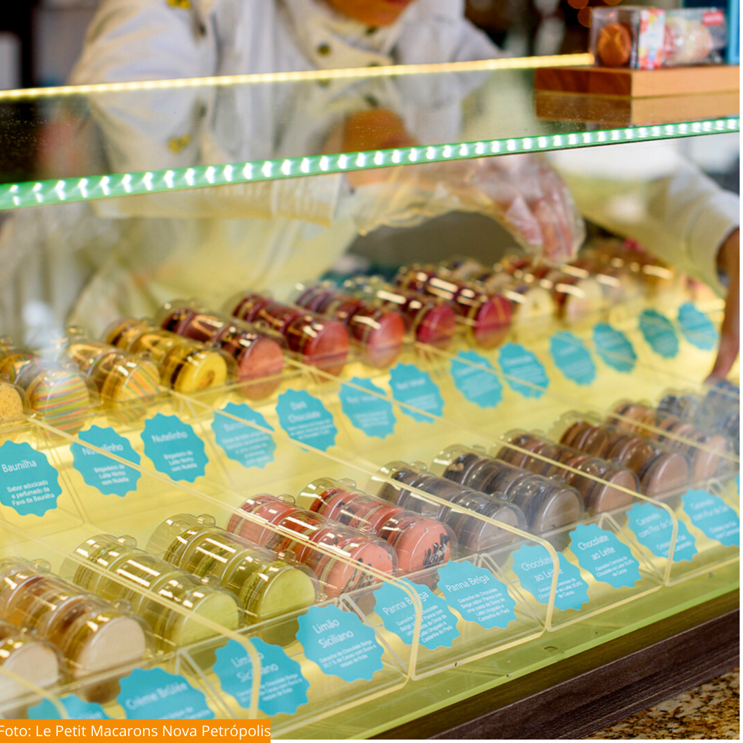 le-petit-macarons-expositor