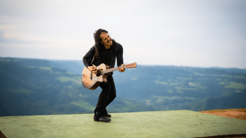 Filmado na Serra Gaúcha, Sami Chohfi lança clipe da faixa “sing you to me”